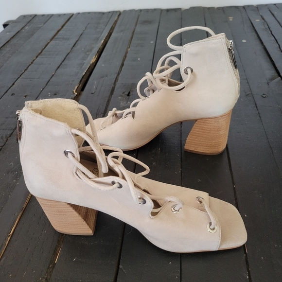 Vince Camuto NWOT Nahara Women's 6 Beige Suede Lace Up Booties Ankle Peep Toe - Picture 8 of 10